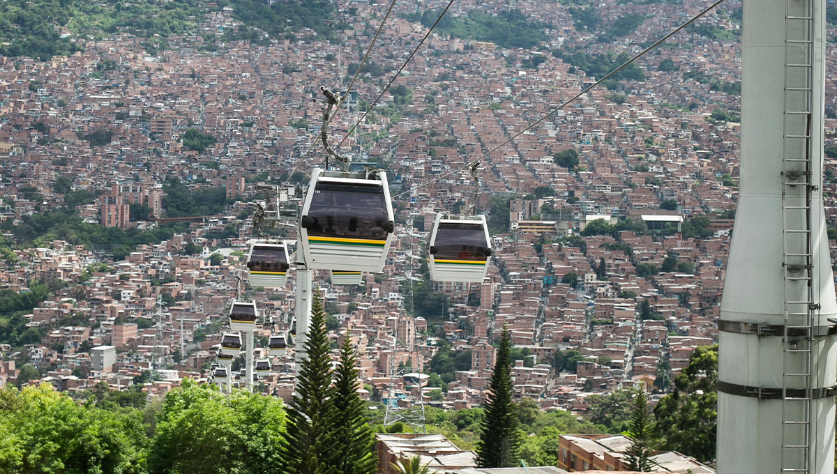 Cómo se llega a la comuna 13 en metro 1 Cómo se llega a la comuna 13 en metro - AEROTUREX TOURS EN MEDELLIN